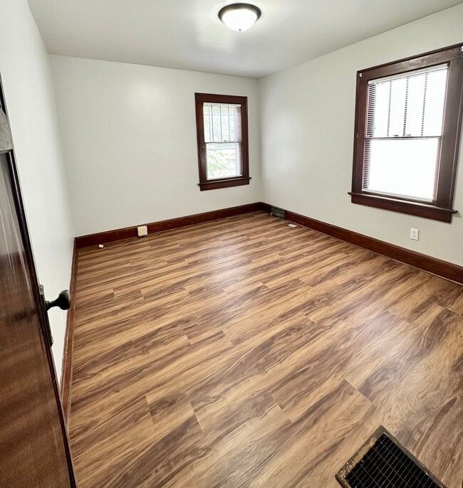 Building Photo - Charming Southside 2 Bedroom is Move-In Re...
