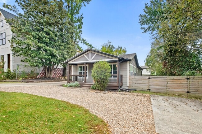 Building Photo - Bright & Cozy 3-Bedroom, 2-Bathroom Home with Fenced Yard!