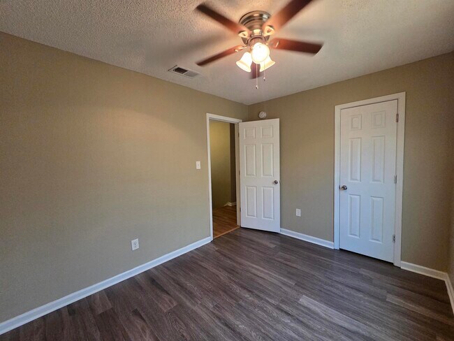 Building Photo - 4866 Royal Run Dr