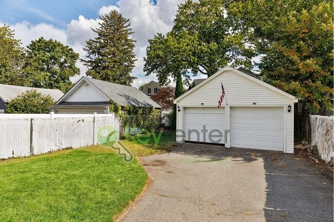 Building Photo - Spacious 3-Bed, 2-Bath First-Floor Unit wi...