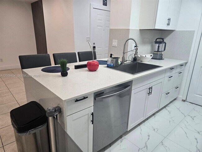 Building Photo - 733 Riverside Dr