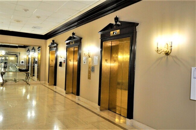 Building Photo - 2030 S Ocean Dr