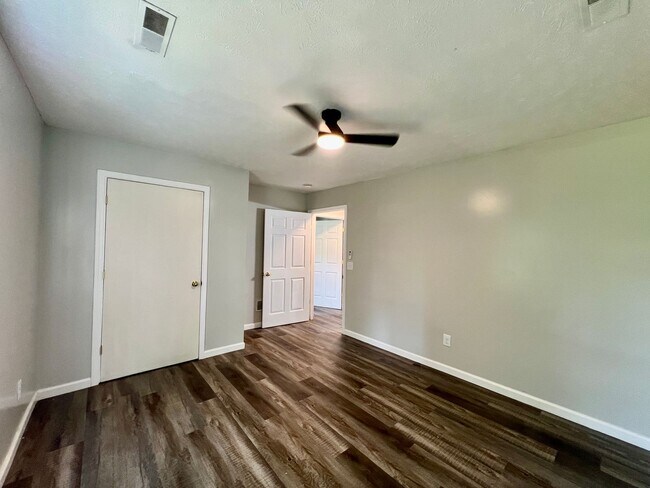 Building Photo - Renovated  3 bedrooms 1 full bath
