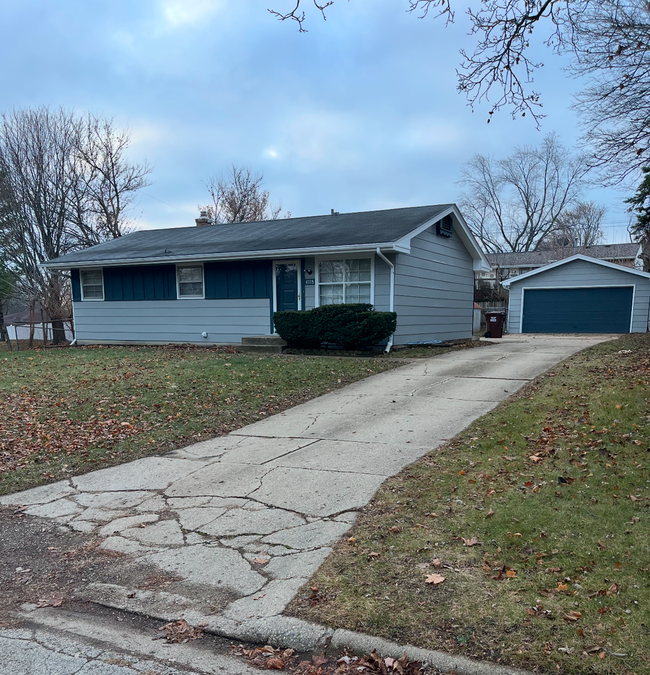 Primary Photo - Home for rent in Rockford IL $2,395.00