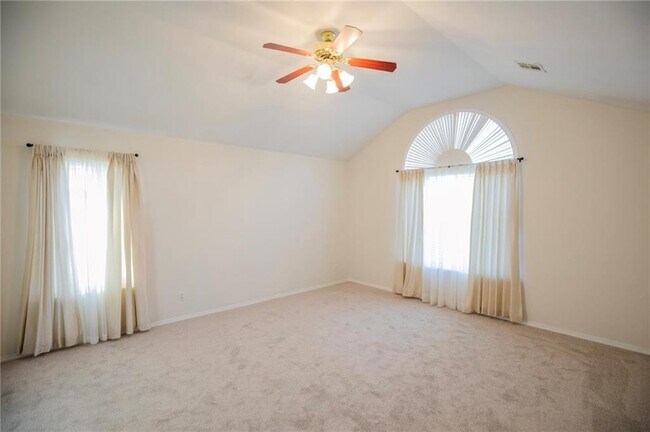 Building Photo - 115 NW Orchard Way