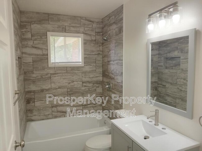 Building Photo - 708 Wright Dr
