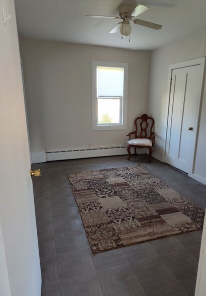 Building Photo - 10850 Parkside Ave