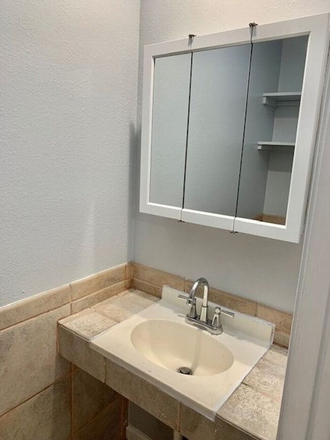 Building Photo - Great 3 bed 1.5 bath House with Garage in ...