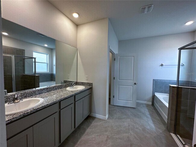 Building Photo - 13819 Wineberry Dr