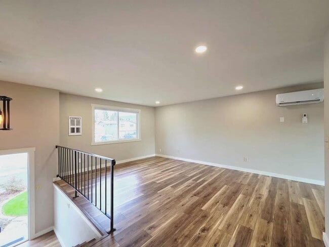 Building Photo - **Gorgeous Renovated 3 Bed 2.5 Bath Duplex...