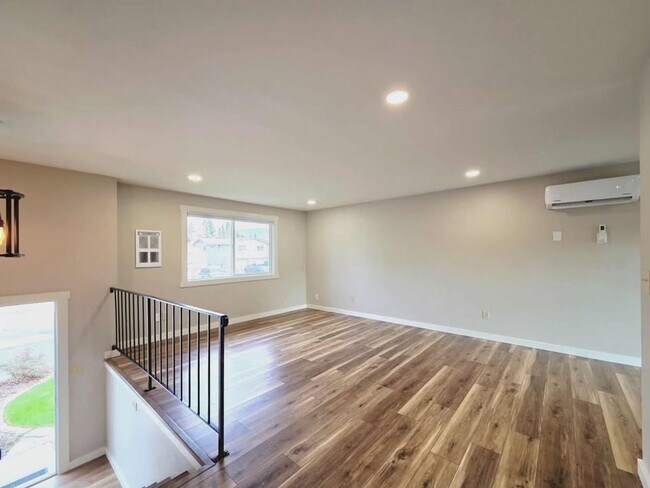 Building Photo - **Gorgeous Renovated 3 Bed 2.5 Bath Duplex FOR RENT**