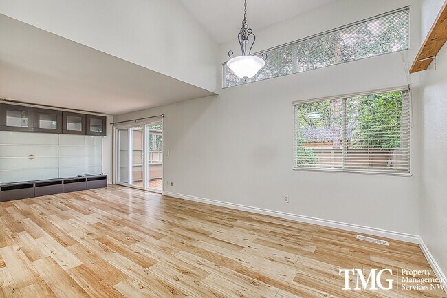 Building Photo - Inviting Townhome with Garage and Communit...