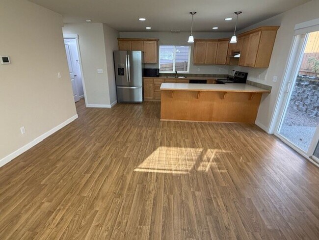 Building Photo - LYNNWOOD 3 BED, 2.5 BATH HOME FOR RENT; AV...