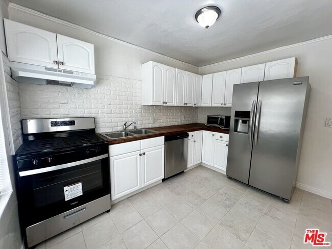 Building Photo - 364 N San Vicente Blvd