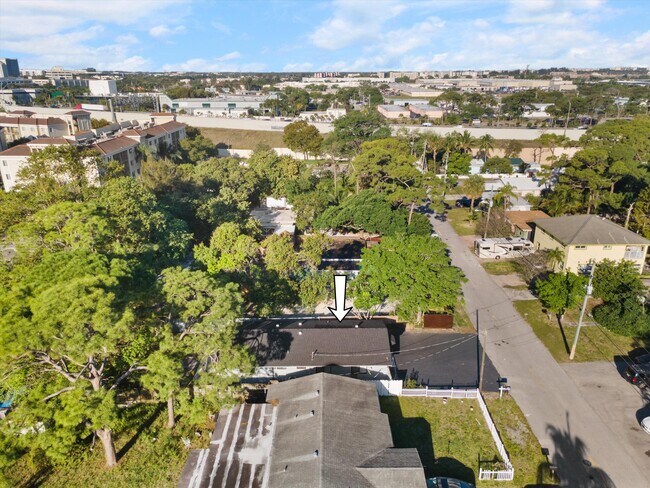 Building Photo - 836 SW 13th Ct