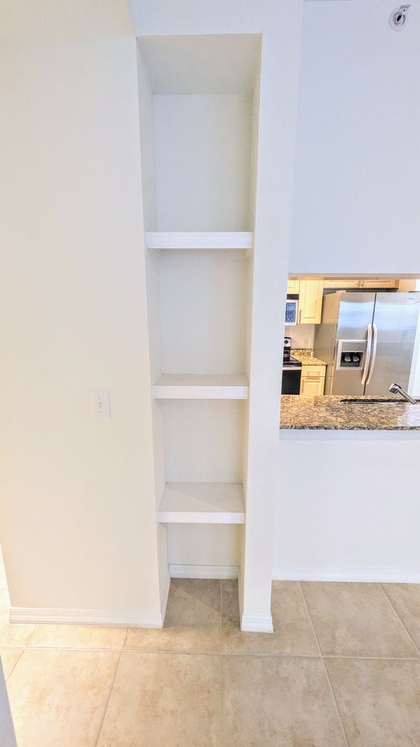 Building Photo - Annual Unfurnished 2/2 Condo in Downtown S...