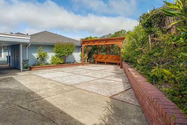 Building Photo - 11 Kenilworth Dr