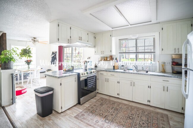 Building Photo - Sunny, Bright 2 bedroom in Poulsbo, Community Beach/Playground