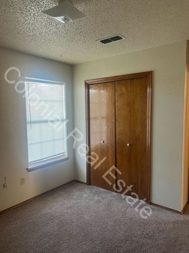 Building Photo - Spacious 3 Bed/2 Bath home with a fireplace!