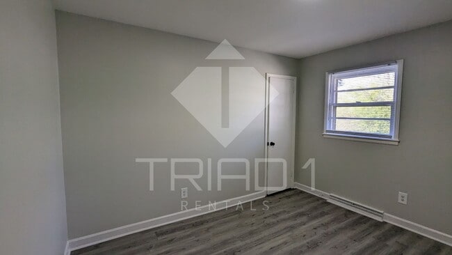 Building Photo - 3bed/1bath HOUSE $1250 GSO!