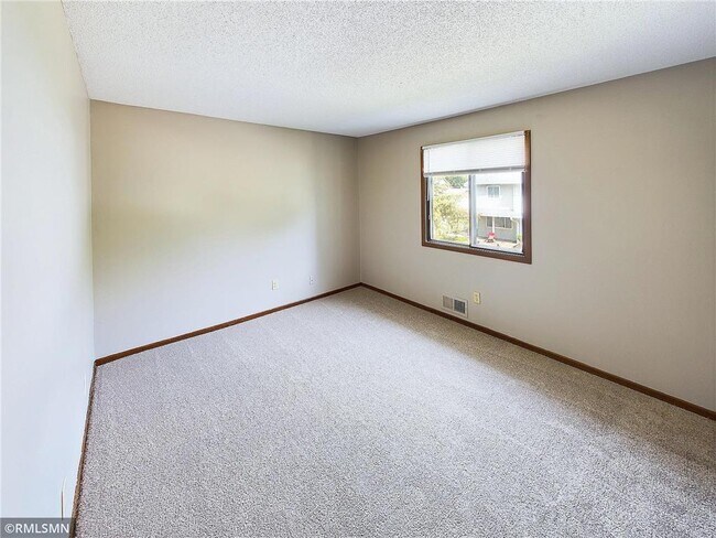 Building Photo - 9343 Ranchview Ln N