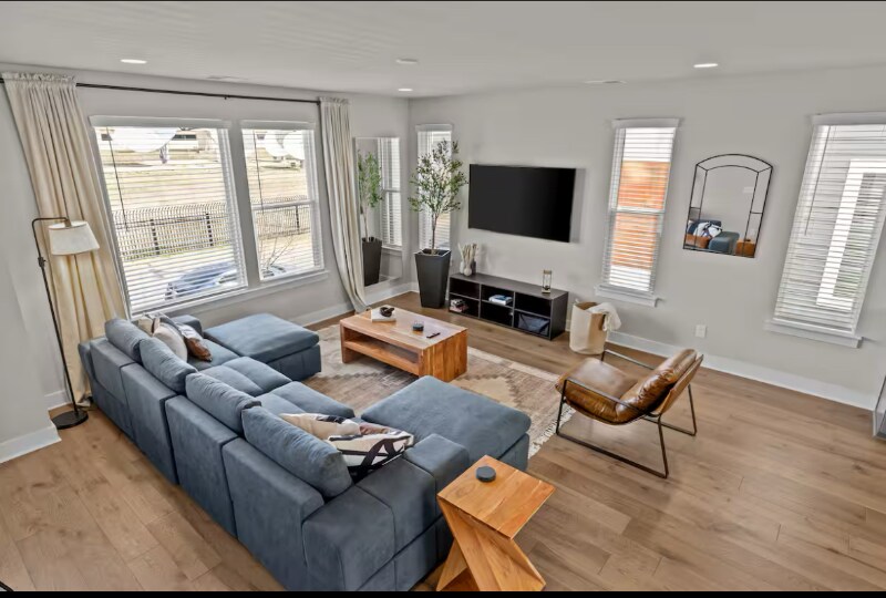 Building Photo - 2115 Isom St