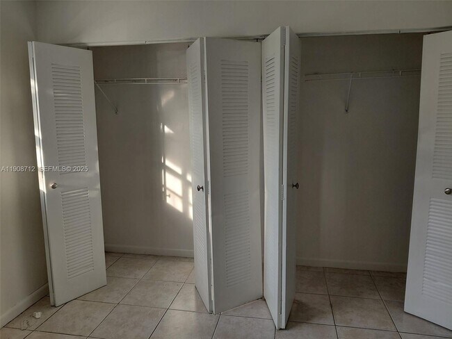 Building Photo - 5100 SW 41st St