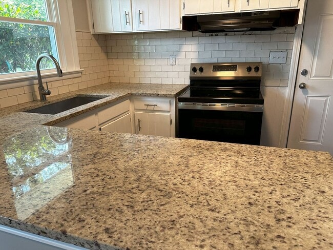 Building Photo - **Newly Remodeled 2 Bedroom, 1 Bath Home for Rent**