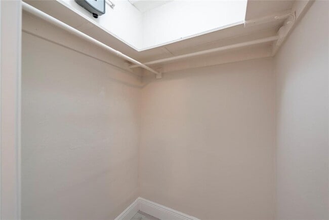 Building Photo - 628 NE 8th Ave