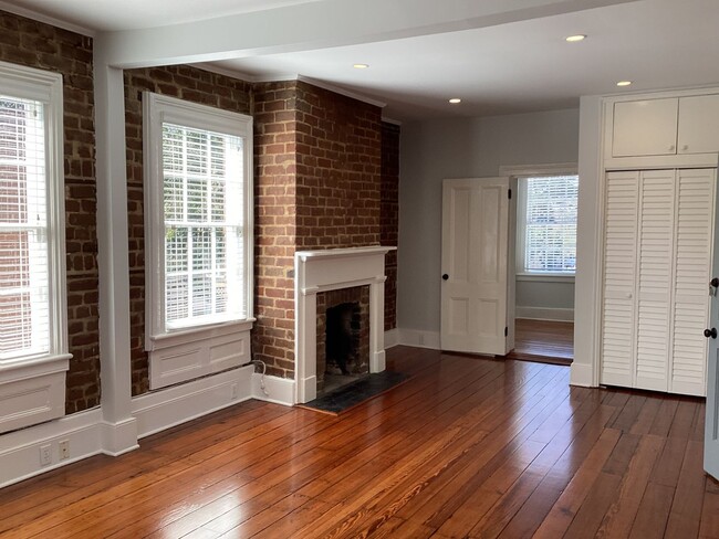 Building Photo - Move in Ready Duplex Close to Forsyth Park