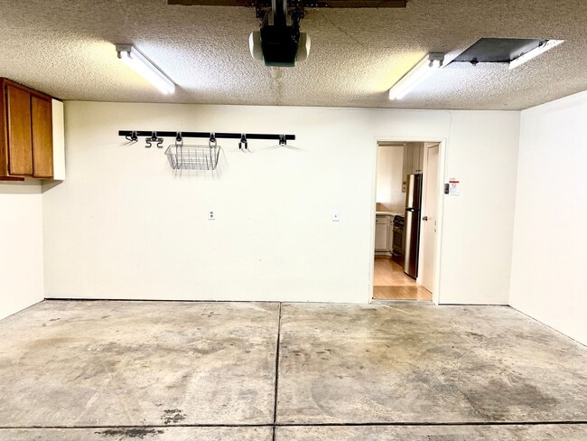 Building Photo - House like 2bed/1.5 Bath Condo with Spacious Corner Yard and 2 Car Garage
