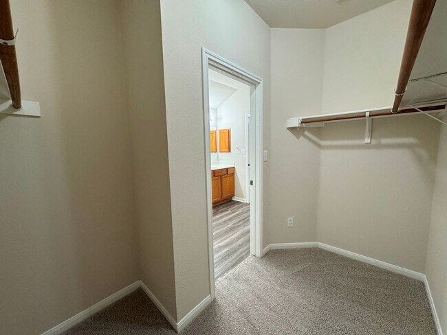 Building Photo - One-story brick home in popular Stoneridge Subdivision!