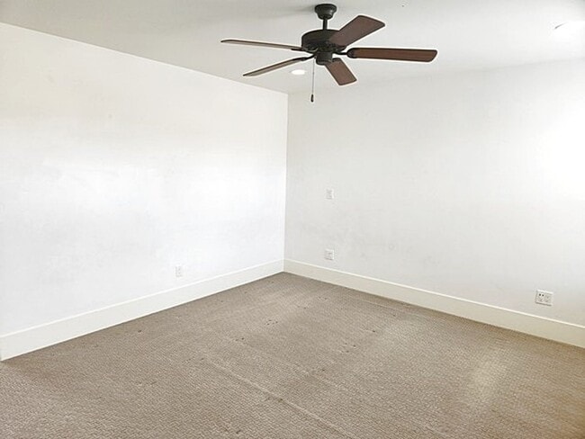 Building Photo - Well Appointed Townhome with Amenities