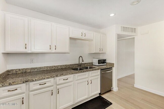 Building Photo - 220 E McKinley St