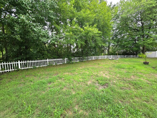 Building Photo - Two Story in Cul-de-sac ready for new tenants!