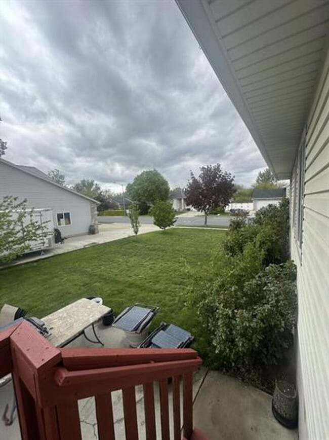 Building Photo - Charming Murray upstairs unit