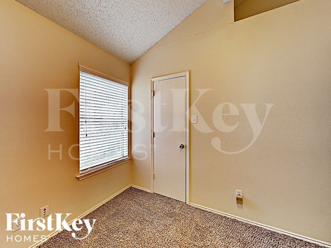 Building Photo - 504 Mockingbird Dr