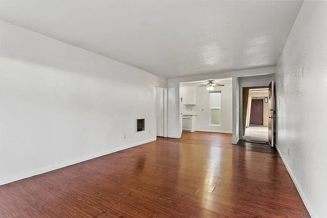 Building Photo - "Chic 1-Bedroom Haven in Santa Ana – 700 Sq Ft of Modern Comfort!"