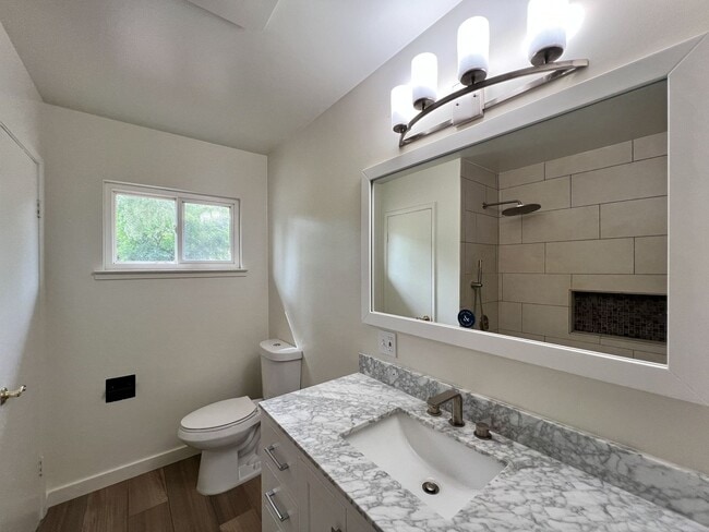 Building Photo - Three Bedroom St. Helena Home with Stunnin...