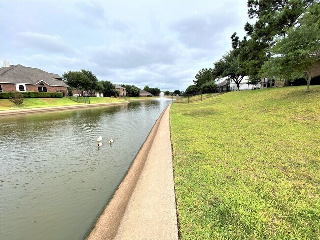 Building Photo - 10122 Meridian Lakes Dr
