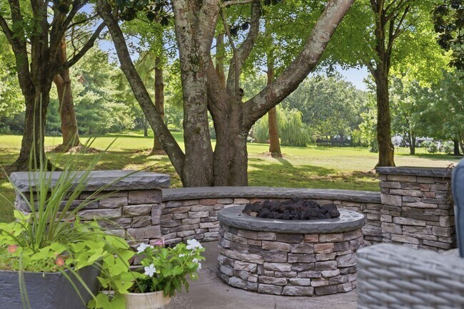 Building Photo - 1733 Carriage Ct