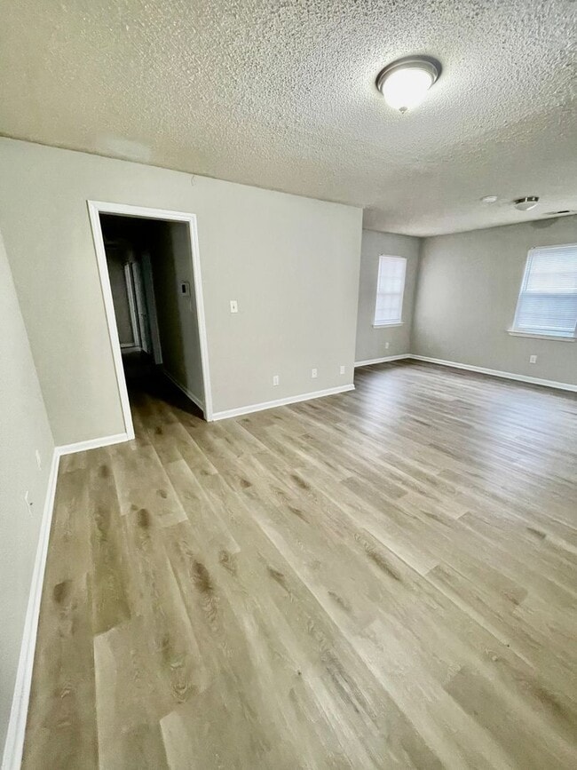 Building Photo - Welcome to this charming 3-bedroom, 2-bathroom home located in the vibrant city of Charlotte, NC.