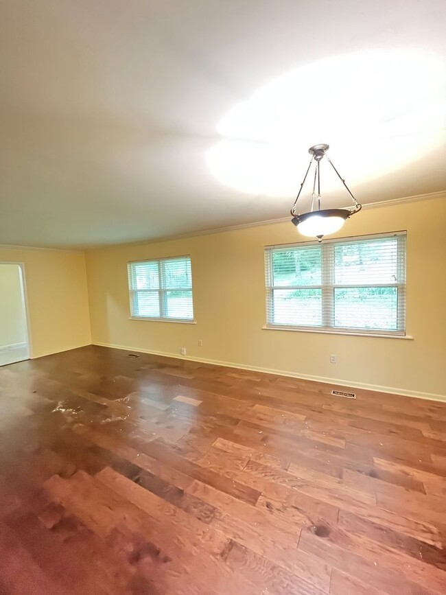 Building Photo - 3 bedroom 2 bath home, all appliances, fen...