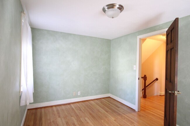 Building Photo - Beautiful 3 Bed, 2.5 Bath Single Family Colonial for Rent in Manchester!