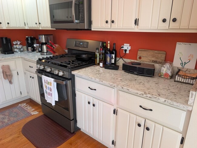 Building Photo - 607 Tamarack Dr W