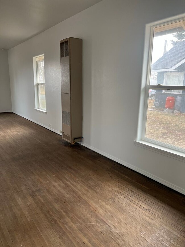 Building Photo - 2 bedrooms with bonus room!