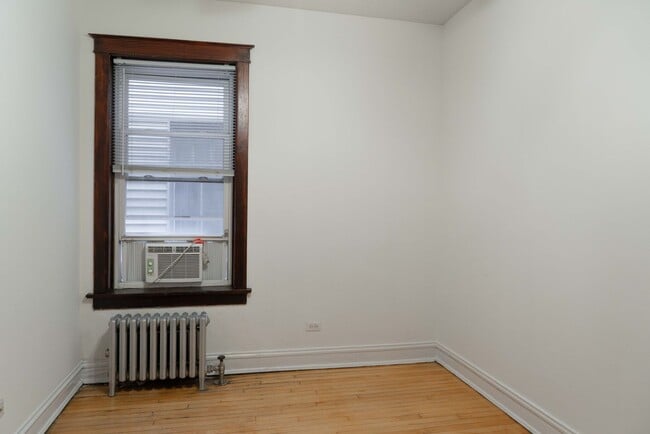 Building Photo - Lakeview / Southport Corridor - 2 Bed / 1 ...
