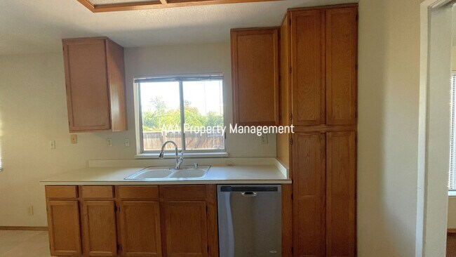 Building Photo - Brentwood Beautiful 3 bedroom 2 bath home!...