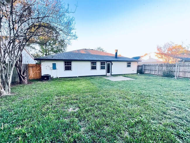 Building Photo - 19739 Moonhollow Dr