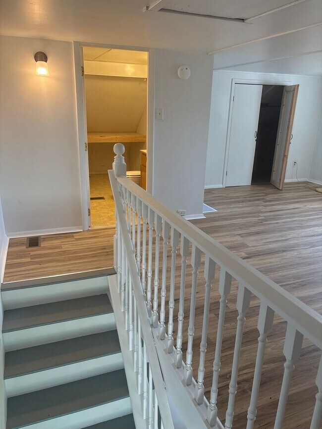 Building Photo - 1 Bedroom 1 Bath 2 Story Cottage-Suburban SD